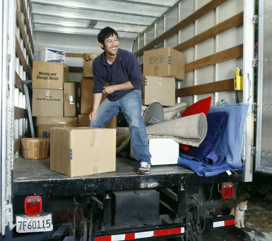 samochód z&nbsp;kartonami